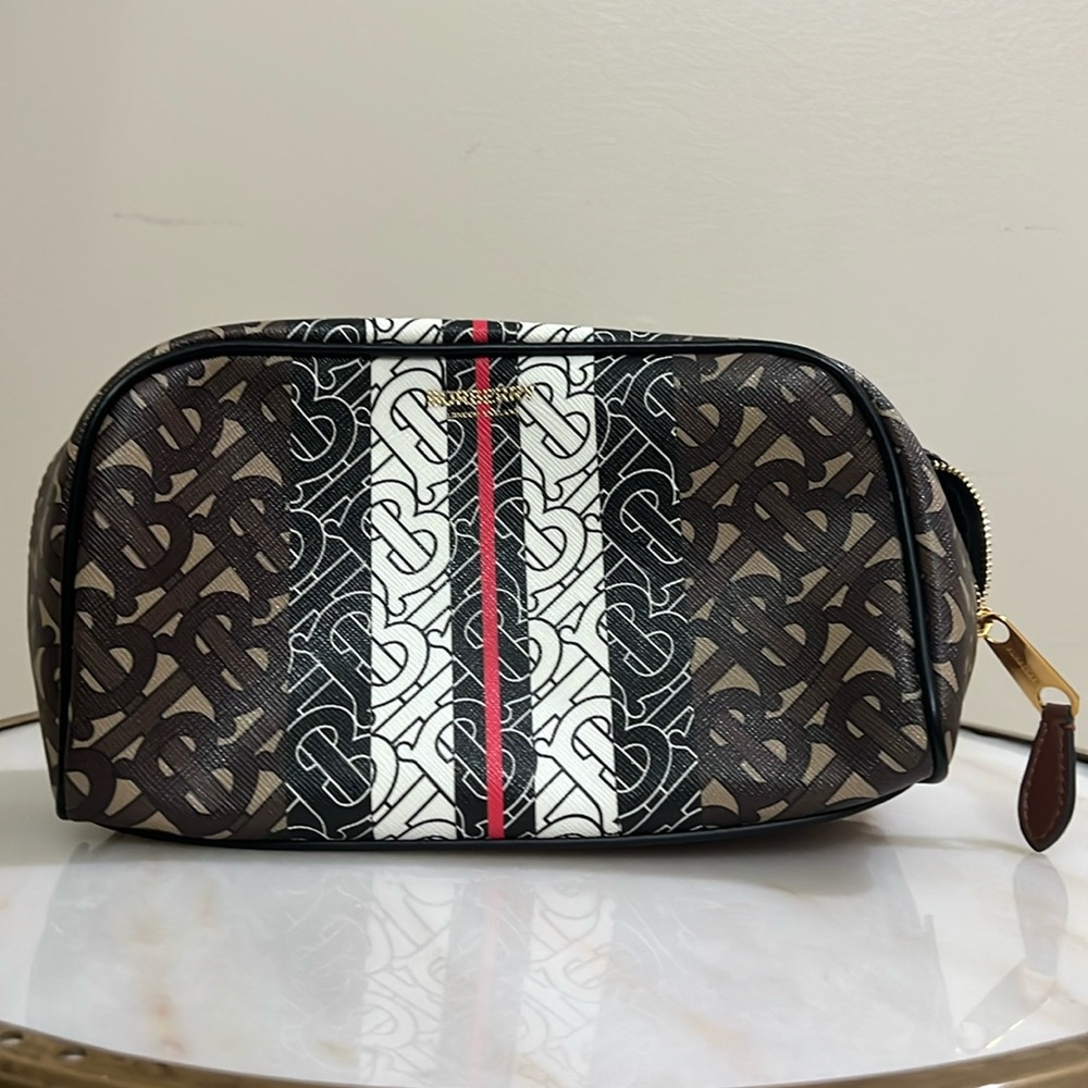 New Burberry Toiletry Bag (Unisex)